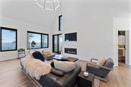 @HouseonGlacier Ski-in, Ski-Out with Private Hot Tub & View - Image 3