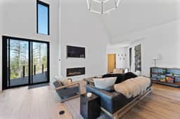 @HouseonGlacier Ski-in, Ski-Out with Private Hot Tub & View - Image 4