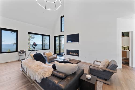 @HouseonGlacier Ski-in, Ski-Out with Private Hot Tub & View - Image 3