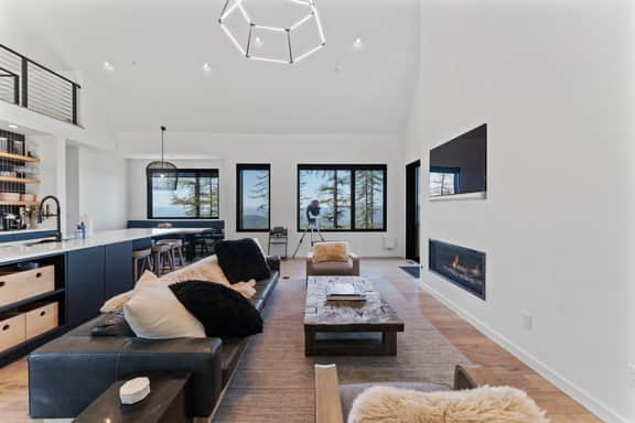 @HouseonGlacier Ski-in, Ski-Out with Private Hot Tub & View - Image 2