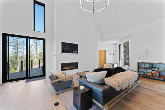 @HouseonGlacier Ski-in, Ski-Out with Private Hot Tub & View - Image 4